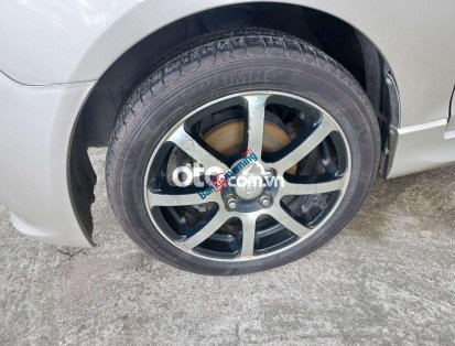 Xe gia đinh đang đi xe qua đep ,sang ten phut mot